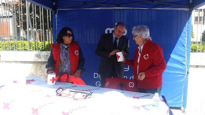 El presidente de la Diputación participa en el Día de la Banderita de Cruz Roja Española