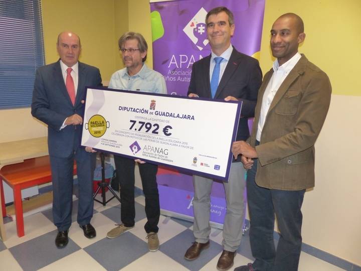 Diputación entrega a APANAG los 7.792 euros de la Paella Solidaria de Ferias