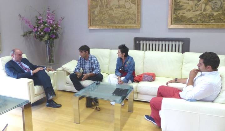 José Manuel Latre muestra su compromiso con el sector artesano y traslada el apoyo de la Diputación