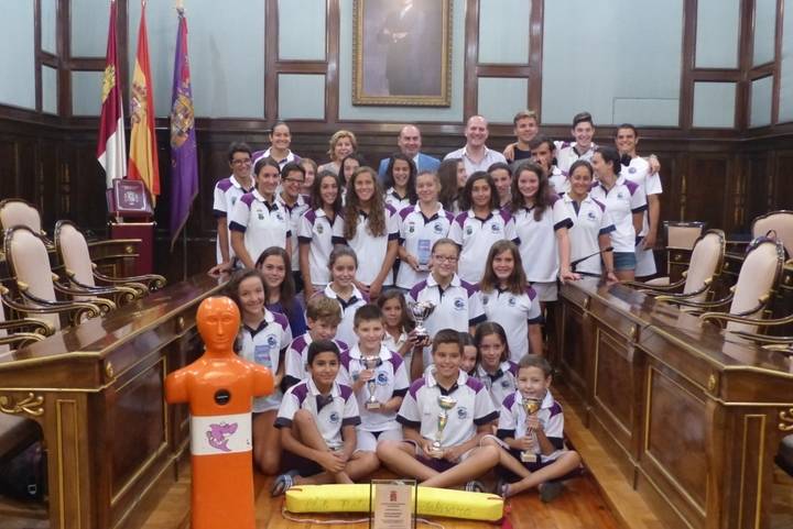 El presidente de la Diputación recibe al Club Natación Guadalajara y le felicita por sus éxitos en el Campeonato de España