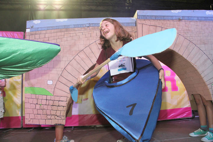 Un original 'Descenso infantil del Tajo', con puente incluido, gana el concurso de disfraces