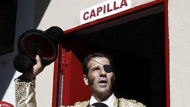 ÚLTIMA HORA : Juan José Padilla se desvanece y cae desplomado tras lidiar su primer toro