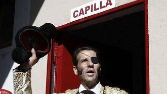 ÚLTIMA HORA : Juan José Padilla se desvanece y cae desplomado tras lidiar su primer toro