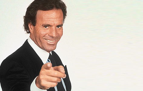 Julio Iglesias, contra Artur Mas por 