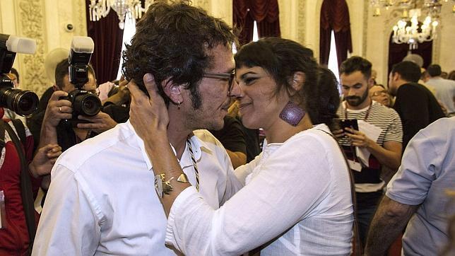 El nuevo alcalde de Cádiz, Kichi y su pareja, Teresa Rodríguez,secretaria general de Podemos en Andalucía, se besan tras haber superado el pleno de investidura