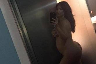Kim Kardashian acaba de publicar una fotografía completamente desnuda frente a un espejo 
