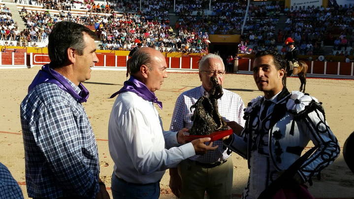 FOTONOTICIA: El presidente de la Diputación entrega a Iván Fandiño el premio a la Mejor Faena en Conjunto de la Peña Taurina Alcarreña 