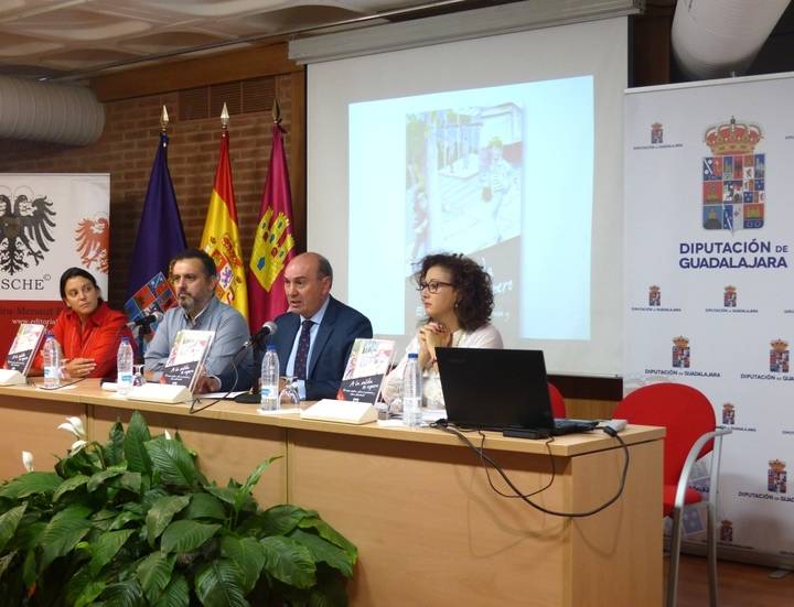 El presidente de la Diputación asiste a la presentación del libro 'A la salida te espero'' de Roberto Mangas