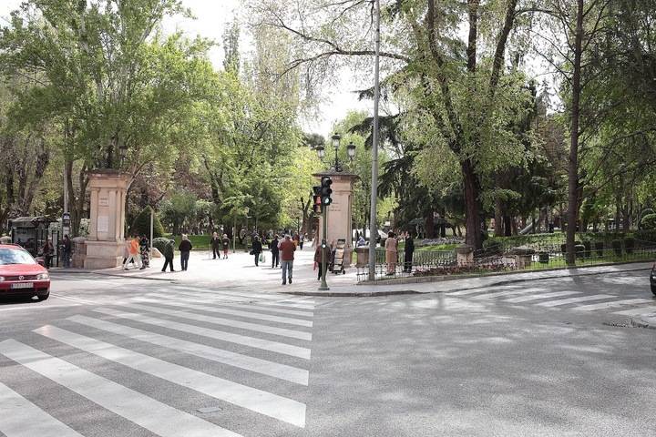 Dos jóvenes roban bolsas de hielo en la peña El Caracol y amenazan a los agentes policiales