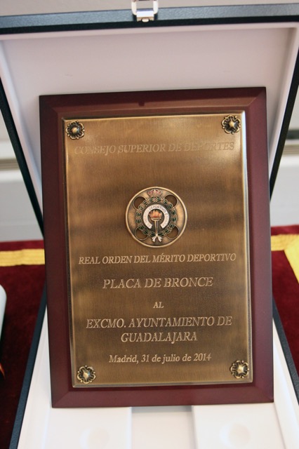 El Ayuntamiento de Guadalajara recibe la Placa de Bronce de la Real Orden al Mérito Deportivo