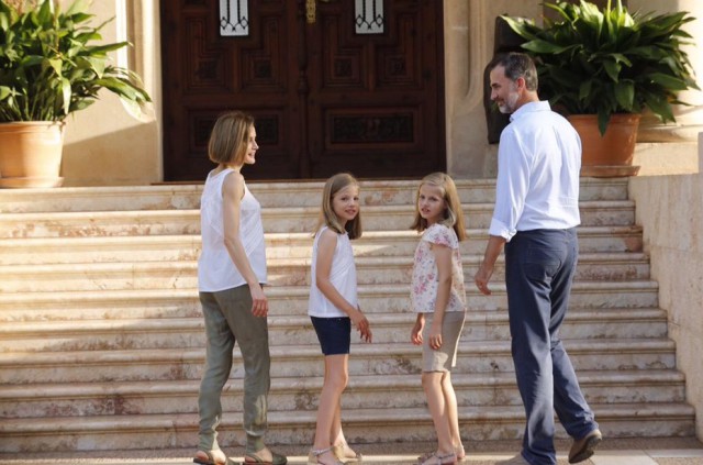 ¡HOLA!: La reaparición de Letizia tras la muerte de su abuelo en Mallorca