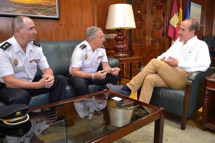 Alberto Rojo se reúne con el jefe de la Comisaría del Cuerpo Nacional de Policía