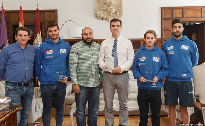 El alcalde de Guadalajara recibe al Club Alcarreño de Salvamento y Socorrismo, campeón de Europa