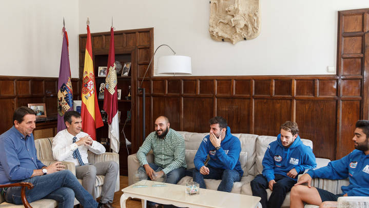 El alcalde de Guadalajara recibe al Club Alcarreño de Salvamento y Socorrismo, campeón de Europa