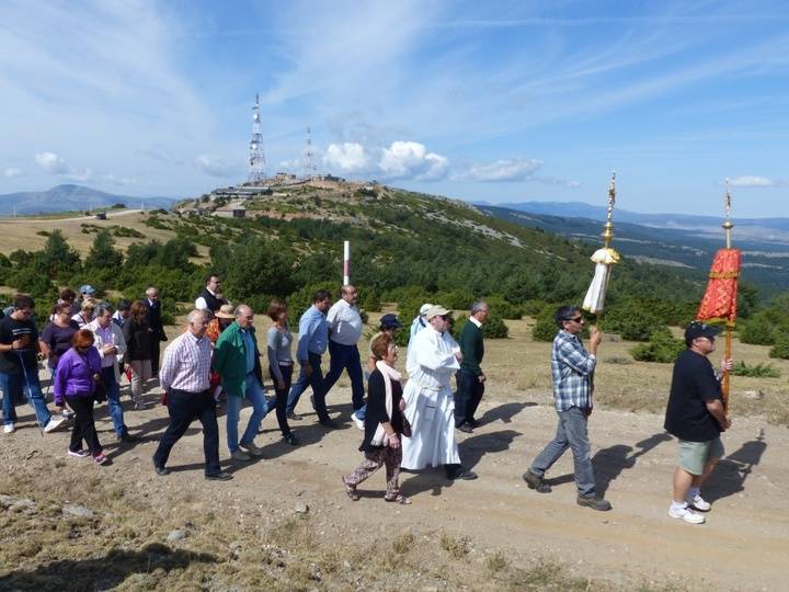 El presidente de la Diputación participa en la romería del Alto Rey junto a los vecinos de los pueblos de alrededor