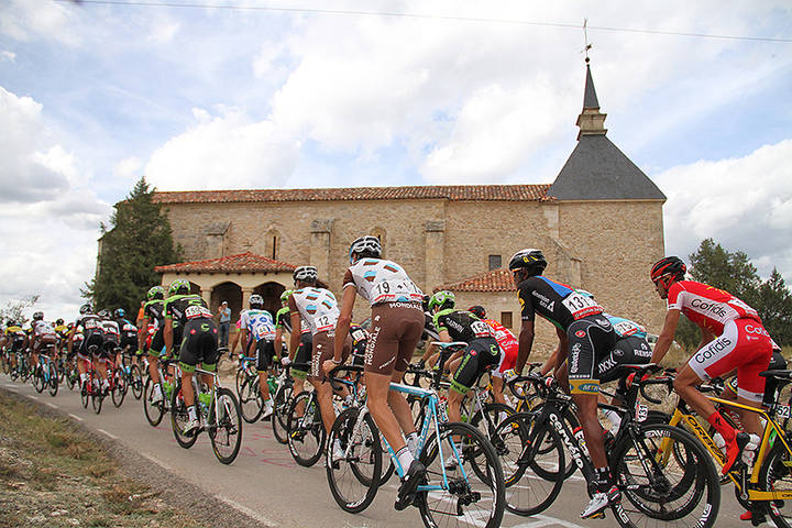Tamajón recibe con una pancarta gigante a la Vuelta Ciclista a España