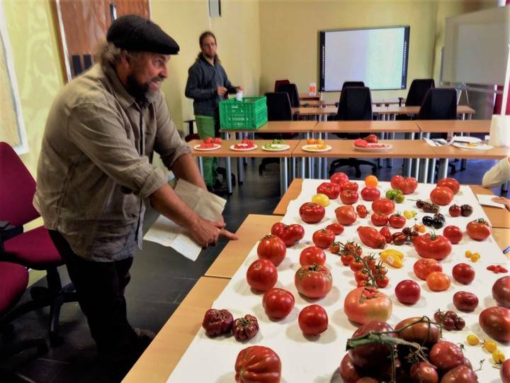 Los adjudicatarios de los huertos urbanos de Valdeluz inauguran la temporada agrícola con una cata de tomates