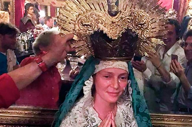 Uma Thurman la lía en Sevilla vestida de Virgen Dolorosa