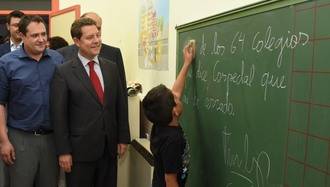 No se pierda "la vergonzosa foto de Page utilizando a los niños" según Robisco