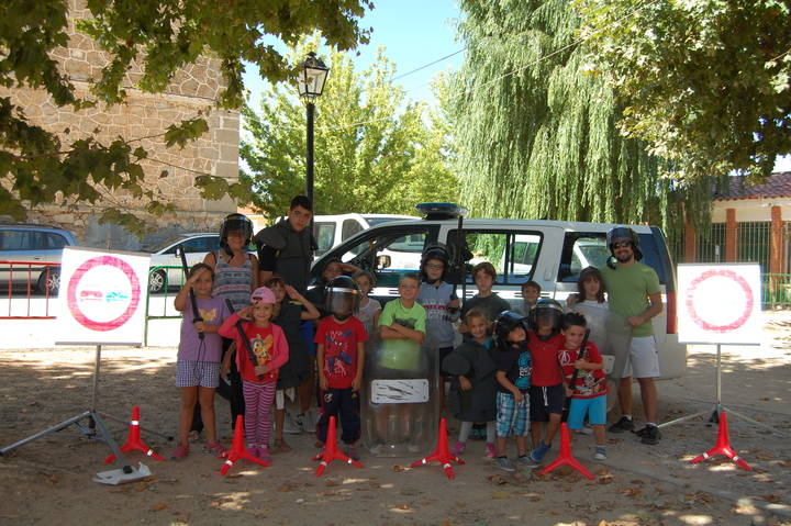 La Guardia Civil muestra su labor a los niños de la ludoteca de Cifuentes