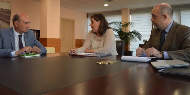 La consejera de Economía muestra al presidente de la Diputación de Guadalajara las líneas rectoras del Plan de Empleo