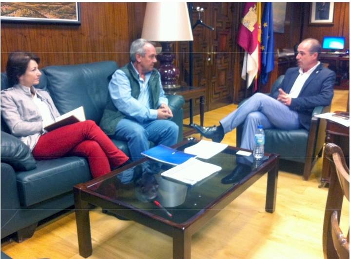 El delegado de la Junta habla con el alcalde de Hiendelaencina sobre turismo en la Sierra Norte