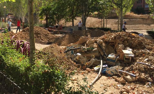 Isabel Nogueroles visita las obras de mejora del parque de la calle Córdoba