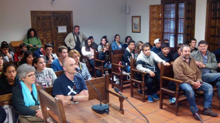 Alumnos y profesores de varios institutos visitan el Ayuntamiento de El Casar como parte de un proyecto educativo
