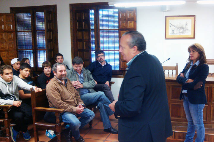 Alumnos y profesores de varios institutos visitan el Ayuntamiento de El Casar como parte de un proyecto educativo