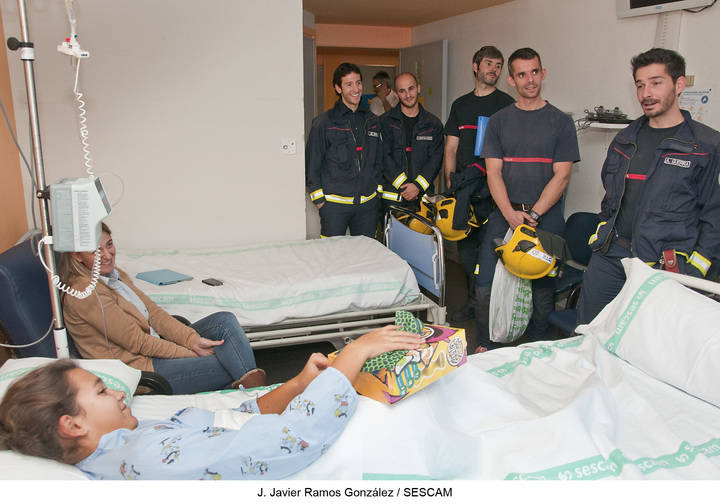 Los niños de Pediatría reciben la visita de los bomberos de la capital 