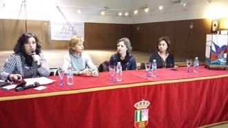 La directora del Instituto de la Mujer inaugura en El Casar la exposición de la asociación de mujeres Alce