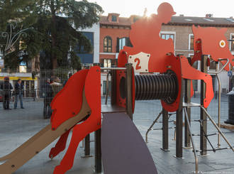 El Ayuntamiento sigue mejorando y aumentando los juegos infantiles de la capital