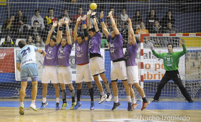 El BM Guadalajara permite a Cangas sumar su quinta victoria consecutiva