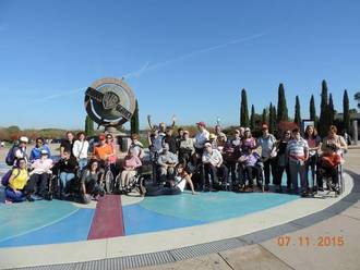 Los residentes del centro La Chopera disfrutan de una excursión al parque Warner