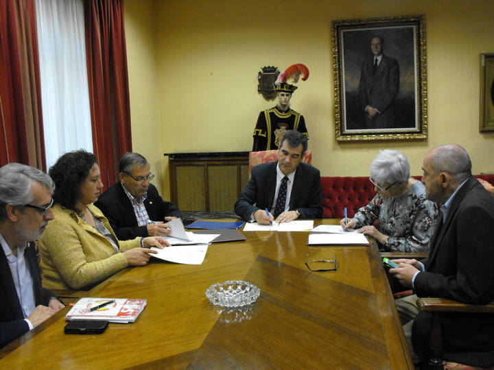 El Ayuntamiento de Guadalajara suscribe sendos convenios con Cruz Roja y Cáritas para la atención de mayores