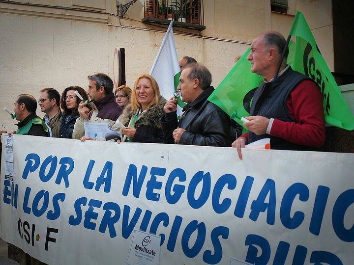 En el tema de las sustituciones de profesores la Junta trata como si fuera de 
