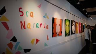 Colorido, miradas inquietantes y gestos divertidos en la exposición de la Señora Naranja en Valdeluz