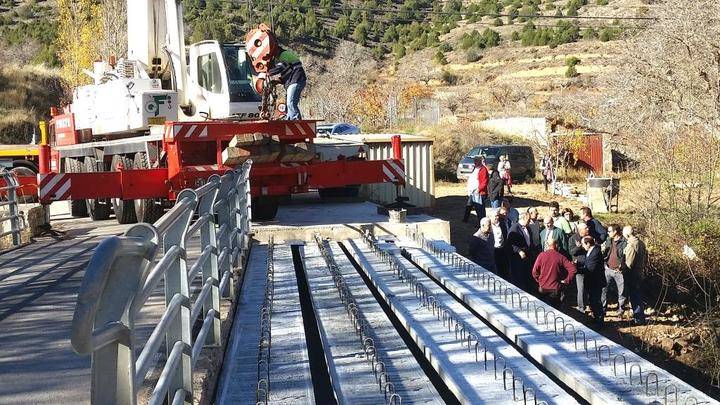 Diputación pone fin al problema de comunicación entre Mochales y Villel ensanchando el puente del río Mesa