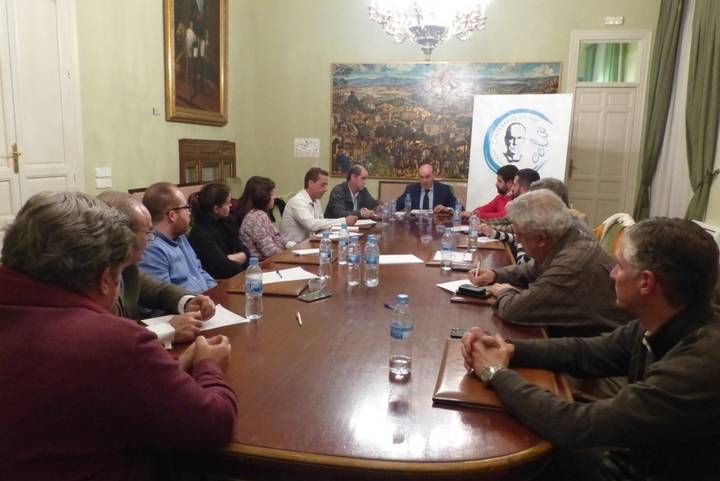 Latre informa a los alcaldes y concejales del Viaje a la Alcarria de los actos del centenario del nacimiento de Cela