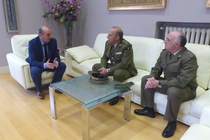 El presidente de la Diputación se reúne con el director del Archivo General Militar de Guadalajara
