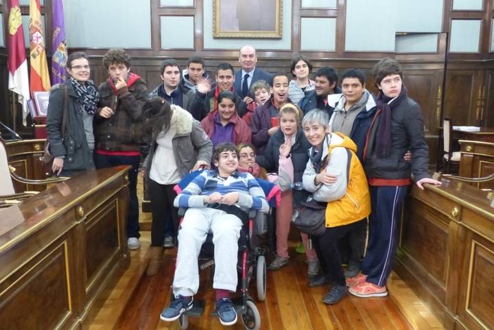 Una veintena de alumnos del Colegio Virgen del Amparo conocen cómo se trabaja en la Diputación