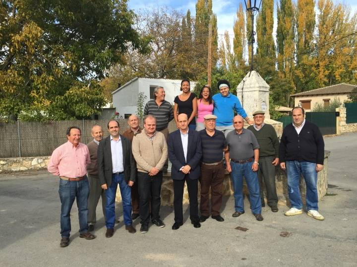 Parra visita Irueste para conocer los trabajos realizados por Diputación