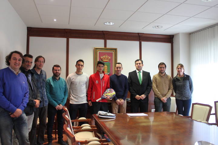 El palista cabanillero Fernando Cebrián recibe el reconocimiento de su pueblo