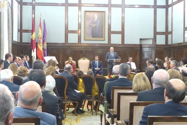 Latre: “Tenemos que intentar trasladar a la actualidad el espíritu de consenso y unidad que ampara nuestra Constitución”