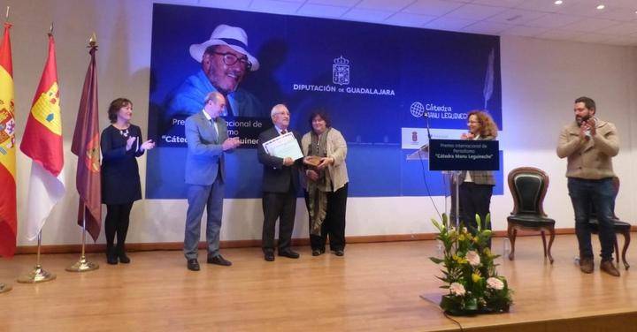 Latre resalta los valores del periodismo que encarna la figura de Manu Leguineche