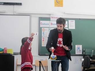 Un mago enseña en los colegios de la Vega del Henares a utilizar los contendores amarillo, verde y azul