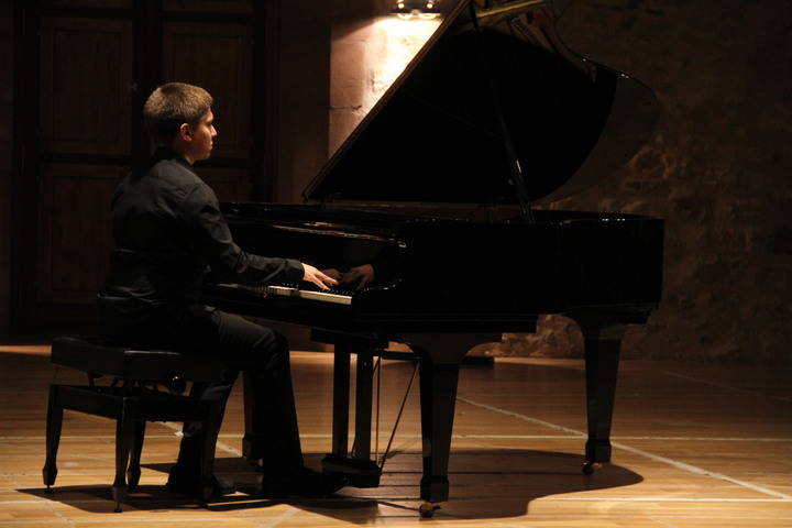 El joven pianista Marín Rayo le dio un musical comienzo a la Navidad de Sigüenza