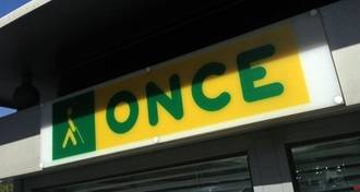 La ONCE monta un bastón blanco gigante y un circuito de movilidad para conmemorar el Día Internacional del Bastón Blanco