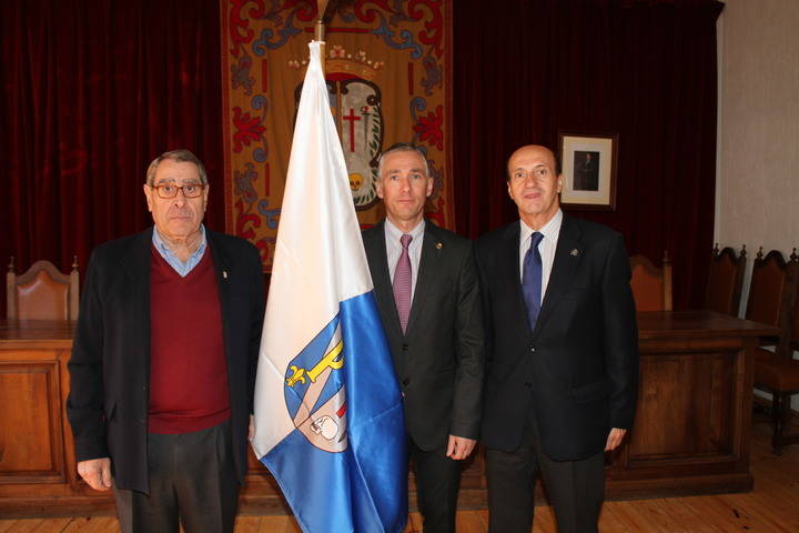 Pastrana estrenó la bandera de la villa para poner el broche de oro al homenaje a la Constitución