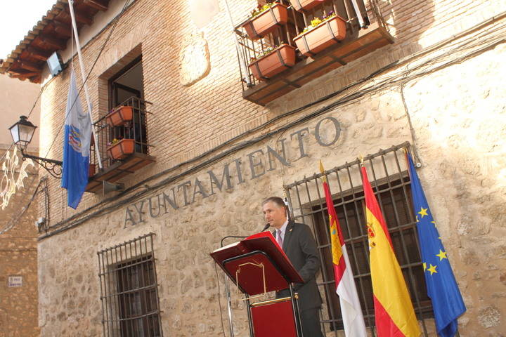 Pastrana estrenó la bandera de la villa para poner el broche de oro al homenaje a la Constitución